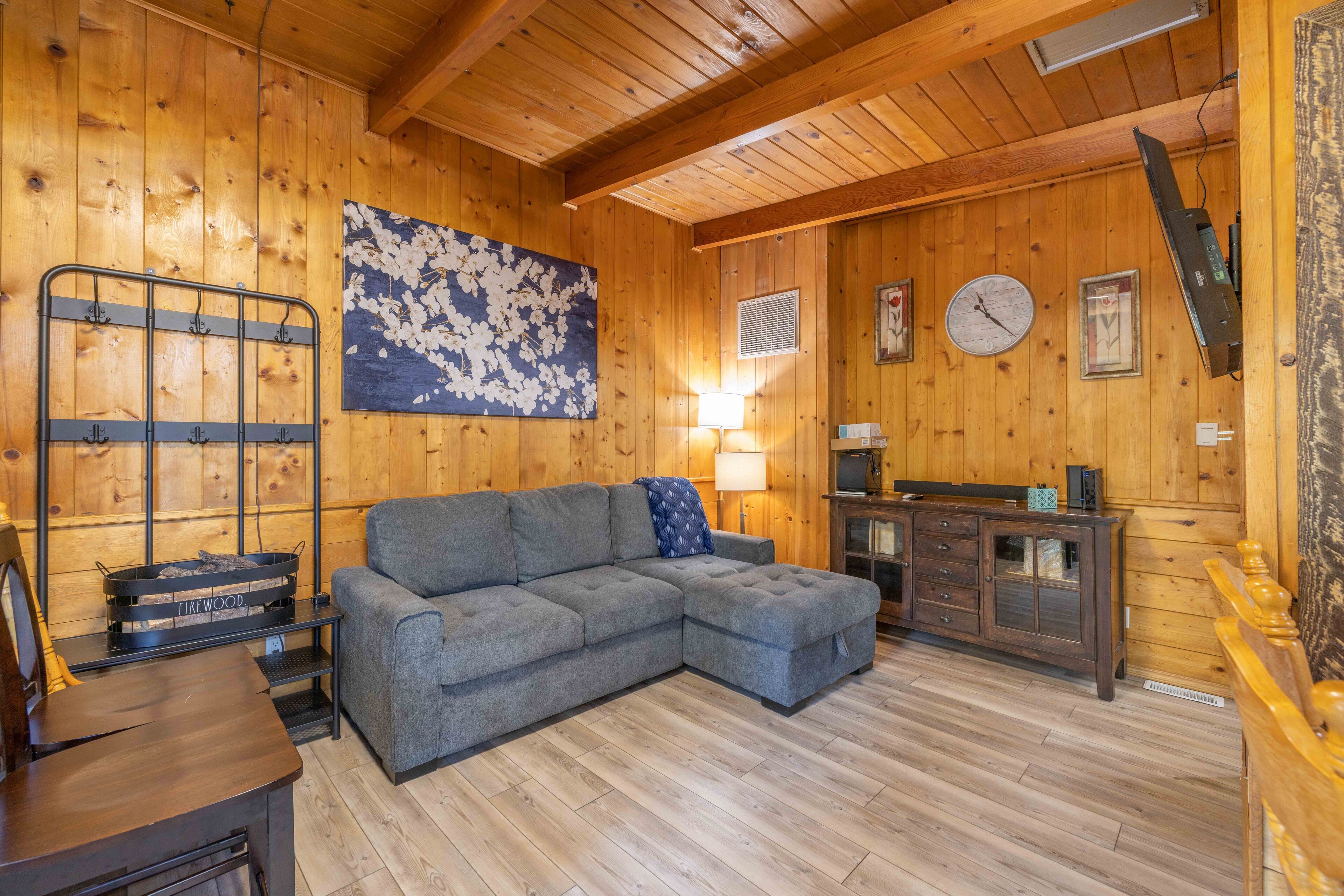 Hilltop cabin-  14 mins drive to Lake arrowhead + 12 mins drive to Snow Valley