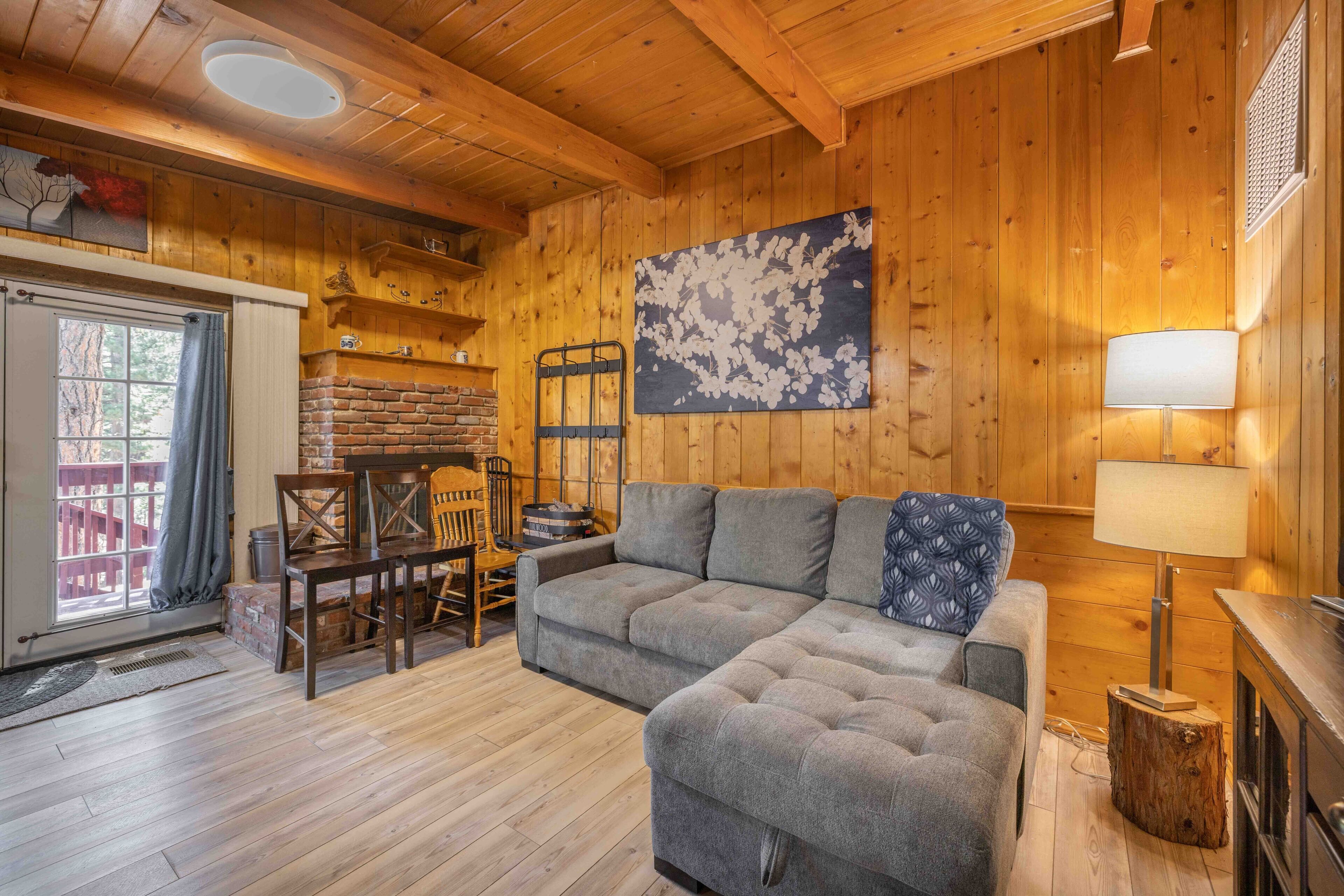Hilltop cabin-  14 mins drive to Lake arrowhead + 12 mins drive to Snow Valley