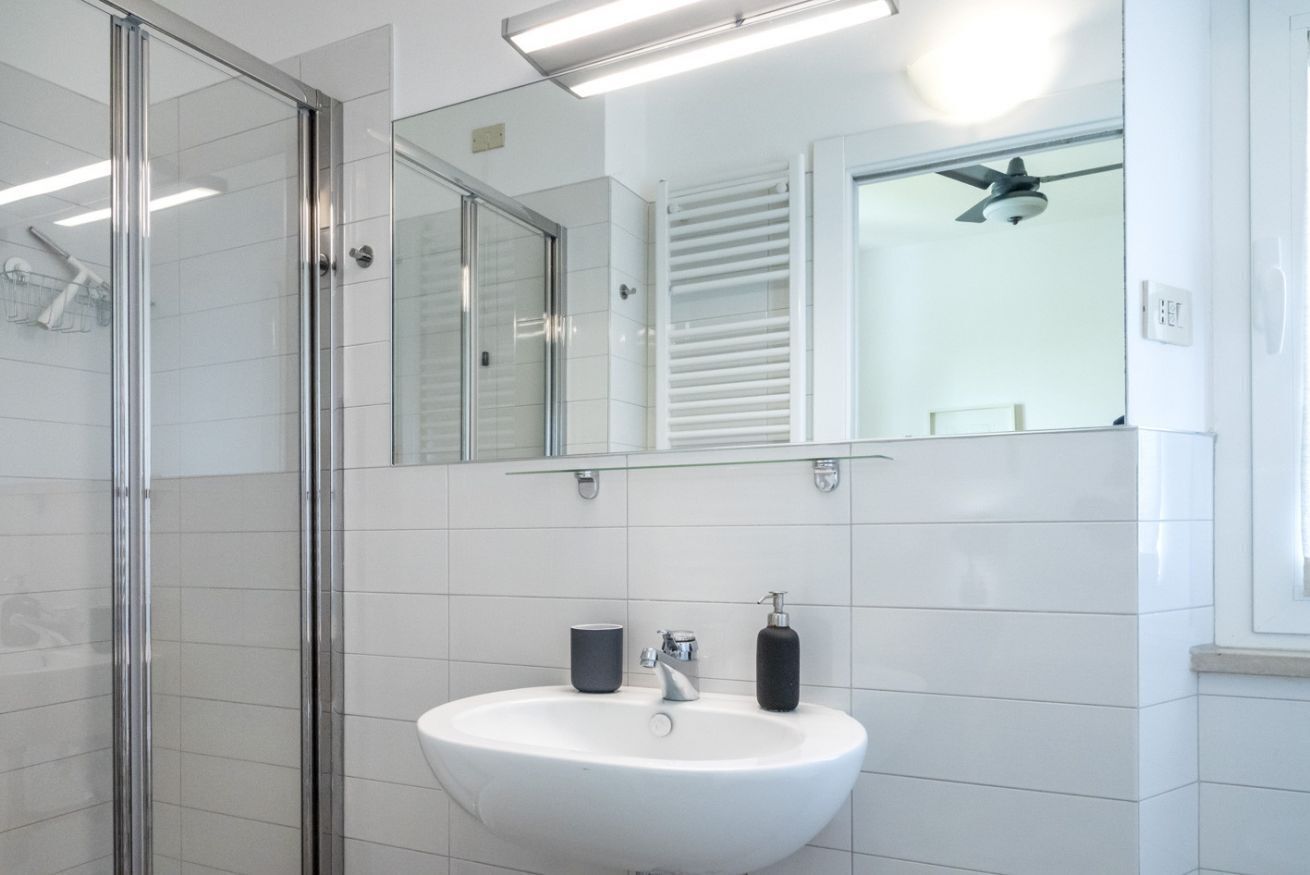 Shower, bidet, towels
