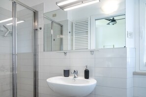 Doccia, bidet, asciugamani