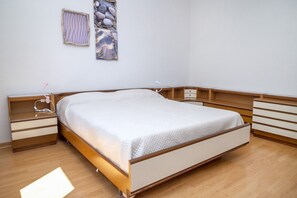 2 多间卧室、床单