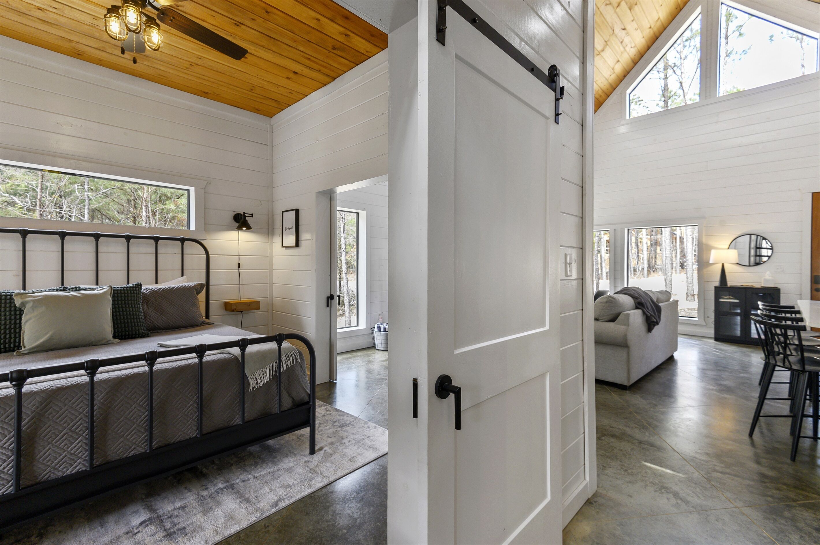 Brand NEW Honeymoon Cabin: Toasted Pines(Sleeps 4)