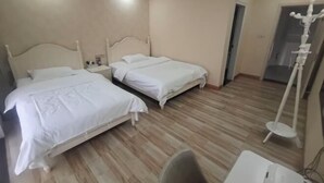 A hotel room with two beds, a desk, and a chair. - Xinchang Yunqi Small Building House (Xinchang)