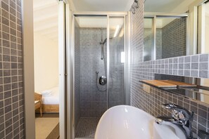 Douche, sèche-cheveux, serviettes fournies, shampoing