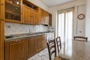 Fridge, oven, stovetop, dishwasher