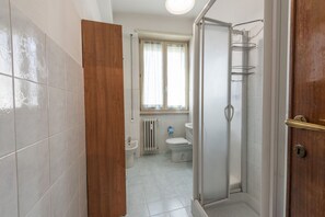 Dusche, Haartrockner, Bidet, Handtücher