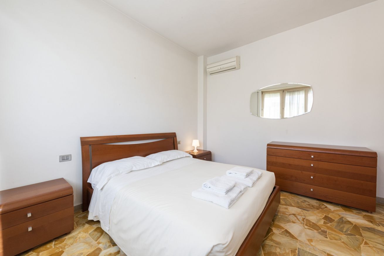 2 bedrooms, iron/ironing board, WiFi