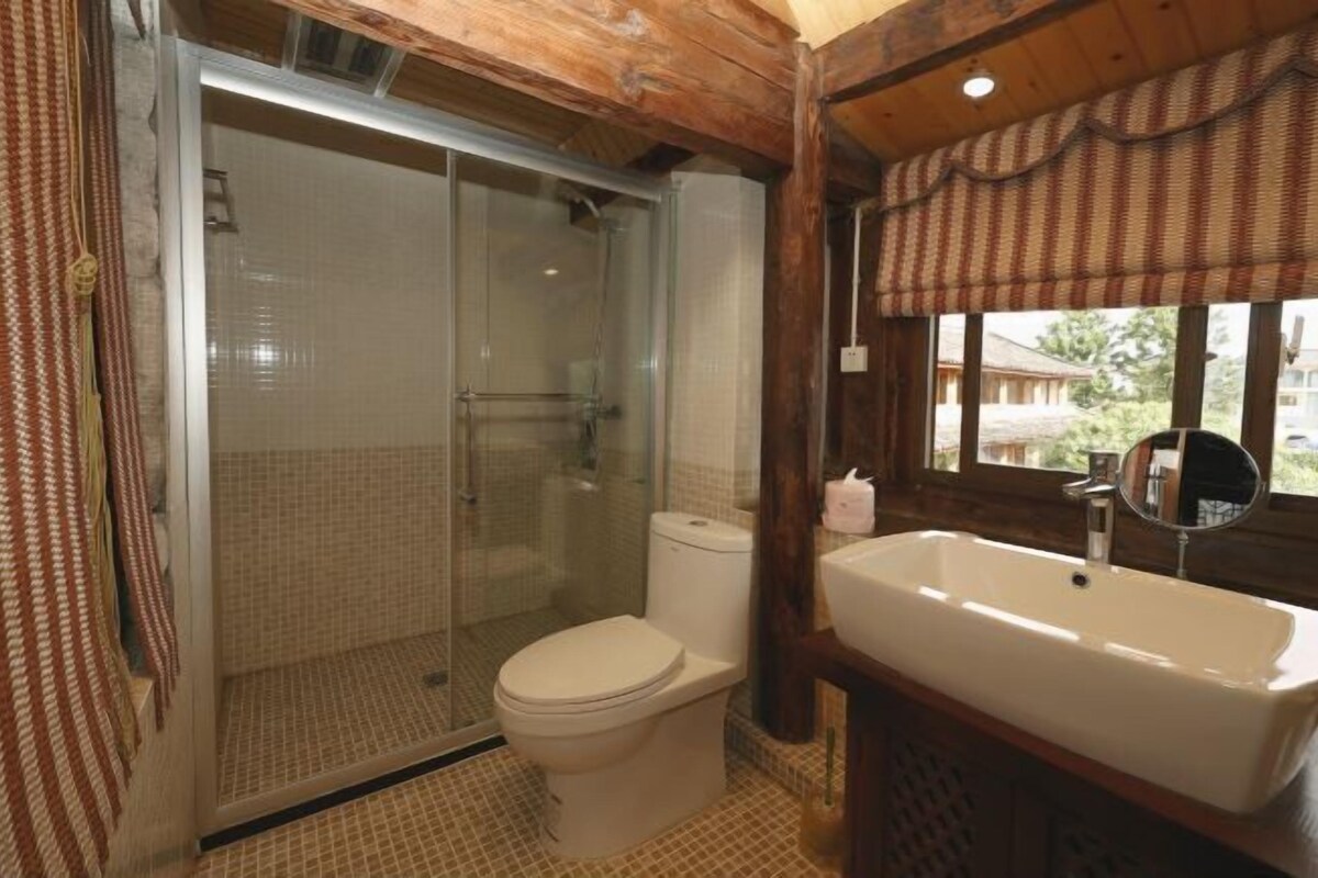 Un baño con ducha, inodoro y lavamanos.