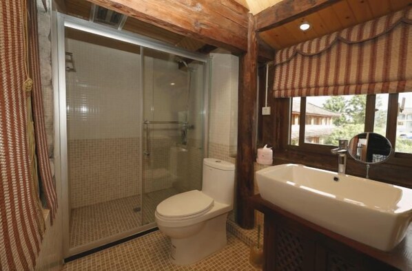 Un baño con ducha, inodoro y lavamanos.
