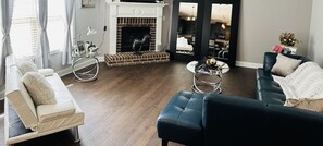 Una Smart TV, una chimenea, un reproductor estéreo