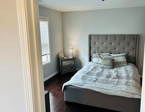 3 室のベッドルーム、アイロン / アイロン台、WiFi (無料)、ベッドシーツ