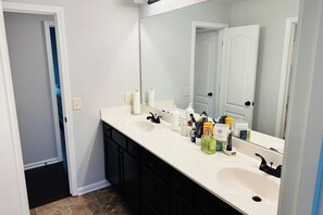 タオル、石鹸、シャンプー、トイレットペーパー