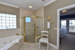Ensemble douche/baignoire, baignoire à jets, sèche-cheveux
