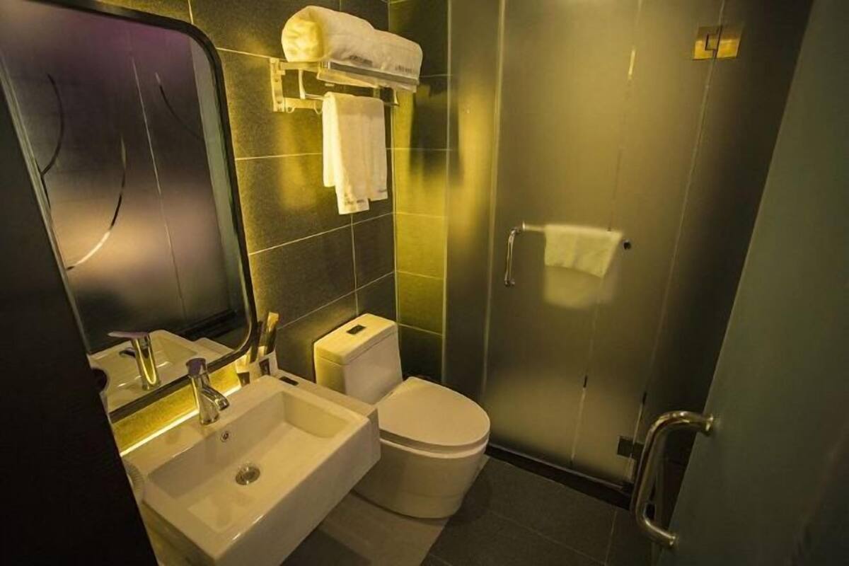 Ein modernes Badezimmer mit Waschbecken, Toilette und Dusche.