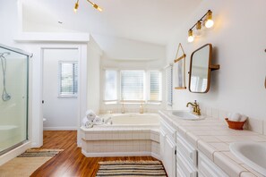 Combined shower/tub, hair dryer, towels