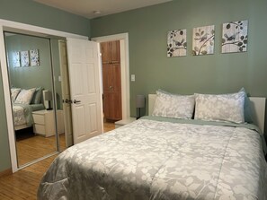 2 habitaciones, escritorio y tabla de planchar con plancha