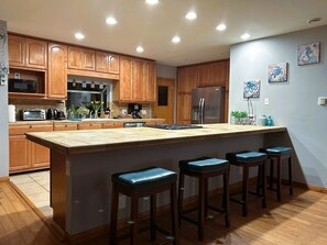 Kjøleskap, mikrobølgeovn, ovn og kokeplater