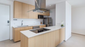 Een koelkast, een microgolfoven, een oven, een kookplaat