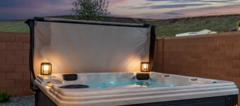 Sun Seeker 2 Bed Master Suite w/office. Hot Tub!