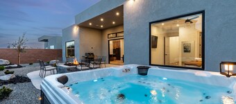 Sun Seeker 2 Bed Master Suite w/office. Hot Tub!