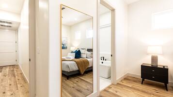 2 室のベッドルーム、アイロン / アイロン台、WiFi、ベッドシーツ