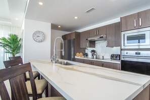 Geladeira, micro-ondas, fogão, cooktop
