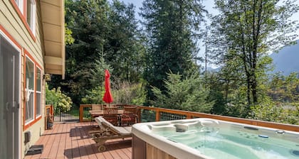 Galena's Getaway 2.0: Spacious riverfront home in Cascades w/ hot tub on 3 acres for 4 guests