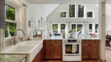 雪櫃、微波爐、焗爐、爐具