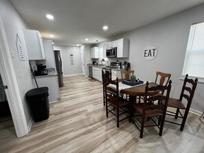 Dining - Full remodel No trailering to the Windrock, Norris Lake and Trails close by. (Rocky Top)