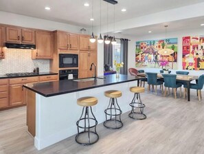 冷蔵庫、電子レンジ、オーブン、コンロ