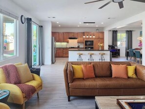 Smart TV, videojuegos, futbolito y tenis de mesa 