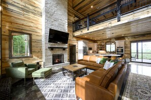 Smart TV, fireplace, foosball, table tennis - A Family View - Mountain Views, Ev Outlet, Playset, Pool Table, Air Hockey, Hot Tub (Broken Bow)