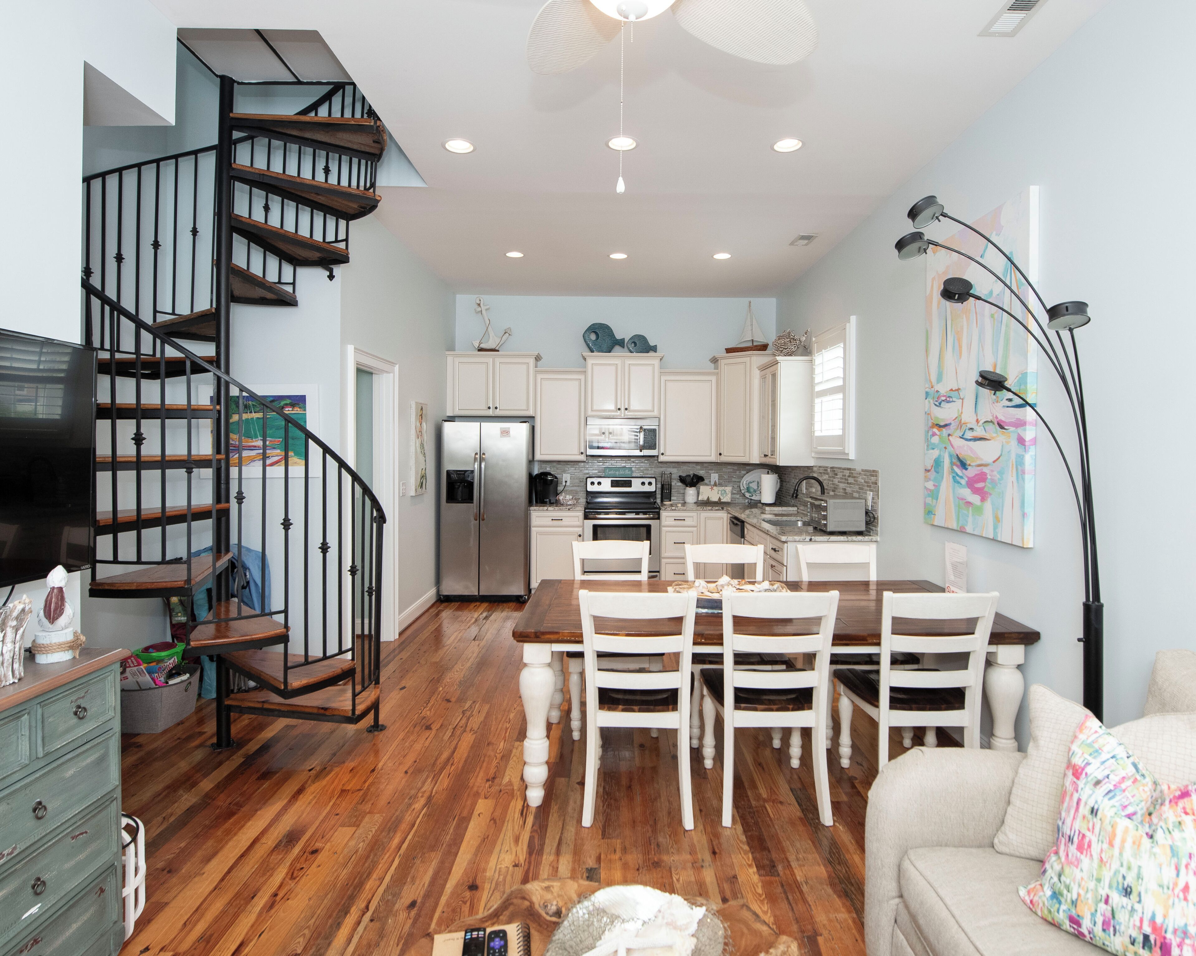 OCT SALE!! 5 Star Luxury House-Sleeps 7, Pool, Steps from Beach, Bars, Shops