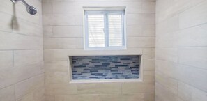 淋浴设施、毛巾、肥皂、卫生纸