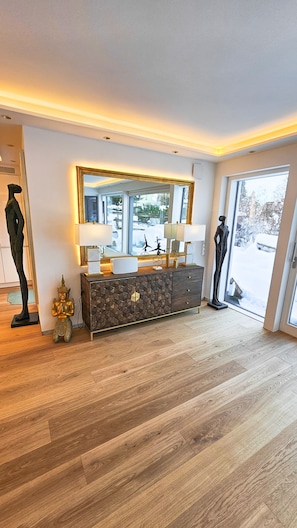 Luxury-Apartment | Wohnbereich | 85-Zoll-Smart-TV mit Digitalempfang, Fernseher, Kamin