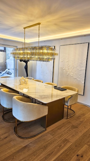 Luxury-Apartment | Essbereich im Zimmer