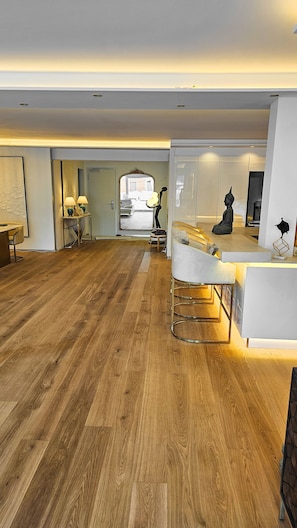 Luxury-Apartment | Wohnbereich | 85-Zoll-Smart-TV mit Digitalempfang, Fernseher, Kamin