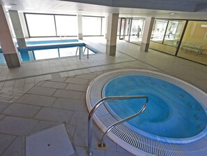Pool - Beautiful apartment in villa for 10 guests with A/C, hot tub, pool, WIFI, TV and terrace (Cambrils)