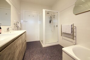 Shower, hair dryer, towels, soap - Charming Renovated Home Near Cataract Gorge – Your Perfect Launceston Getaway (West Launceston)
