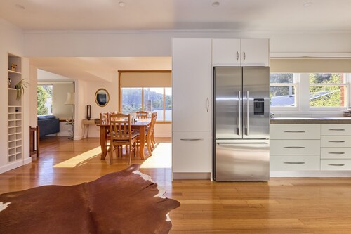 Charming Renovated Home Near Cataract Gorge – Your Perfect Launceston Getaway