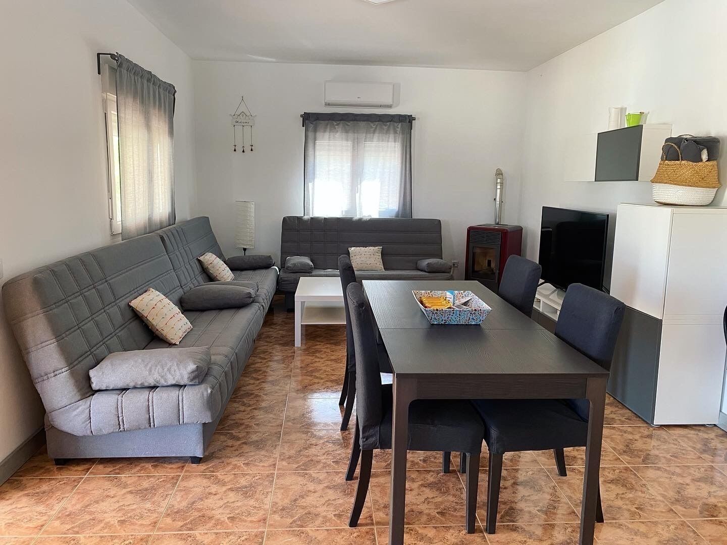 Smart TV, fireplace, table tennis, stereo