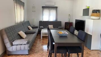 Smart TV, fireplace, table tennis, stereo