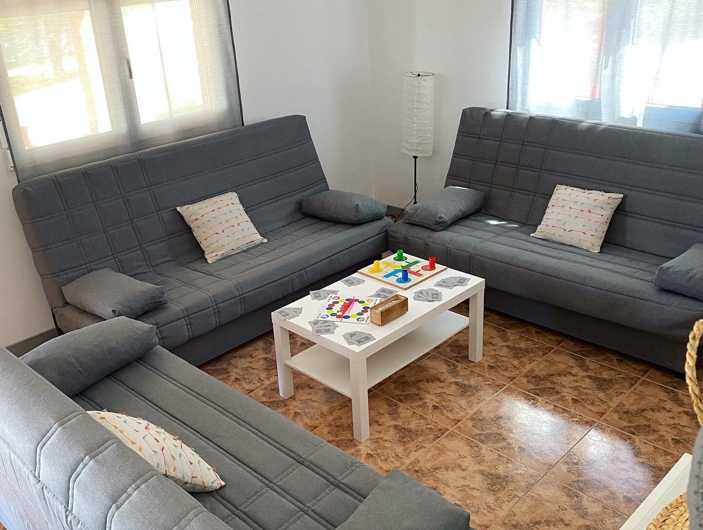 Una Smart TV, una chimenea, una mesa de tenis de mesa