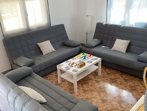 Smart-tv, eldstad, ett bordtennisbord och en stereo