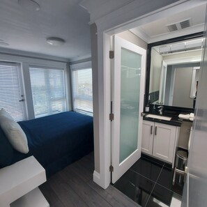 3 bedrooms, desk, free WiFi, bed sheets