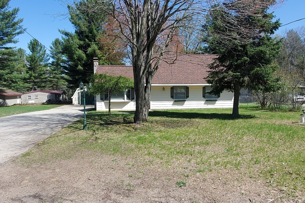 Clean and cozy Cottage bring your toys! Restaurants,ORV trails and Lake St Helen