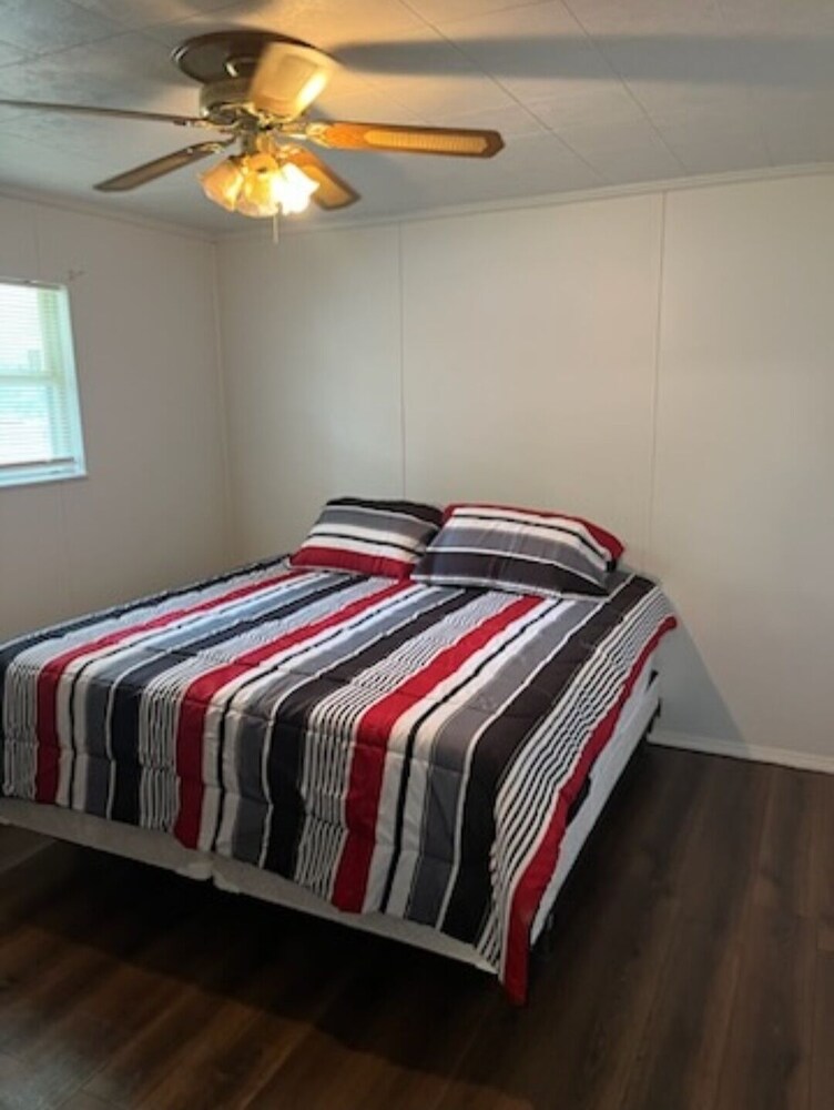 Clean and cozy Cottage bring your toys! Restaurants,ORV trails and Lake