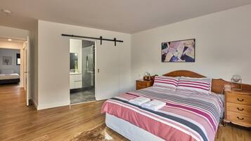3 bedrooms, desk, iron/ironing board, travel crib