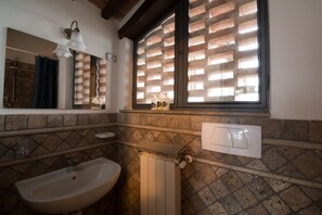 Dusj, hårføner, bidé og håndklær