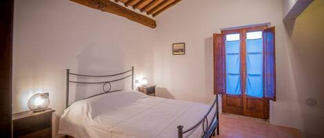 2 habitaciones, tabla de planchar con plancha y internet